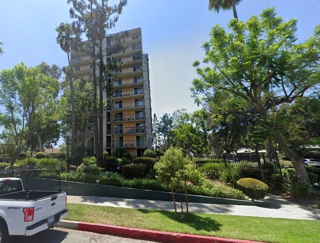 Building Photo - 560 E Villa St