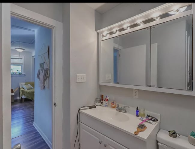 Building Photo - 3 Bedroom 1 Bath Apartment - Downtown Char...
