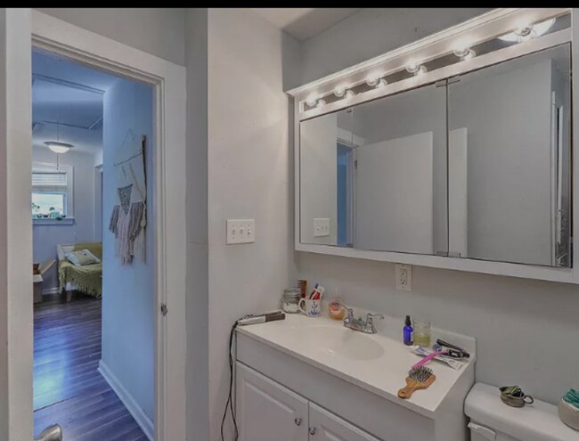 Building Photo - 3 Bedroom 1 Bath Apartment - Downtown Charleston