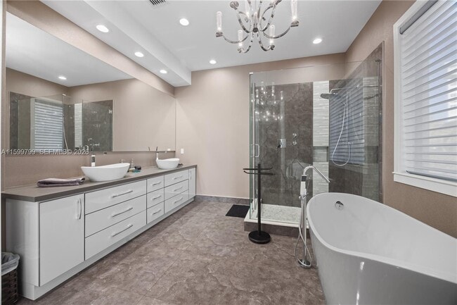 Building Photo - 513 Palm Dr