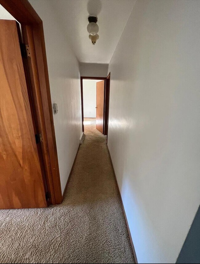 Building Photo - 3266 Ravenwood Ave