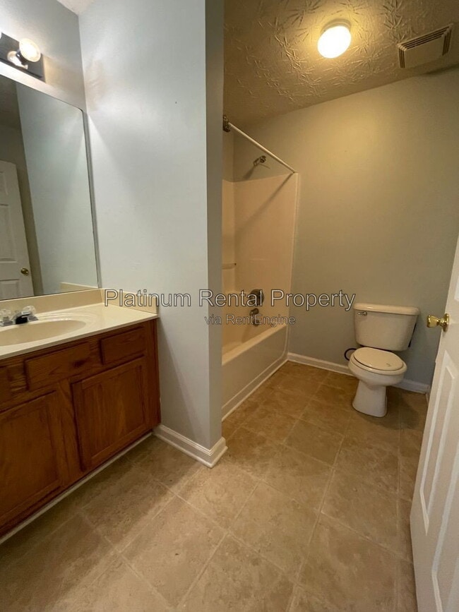 Building Photo - 244 Village Square Dr