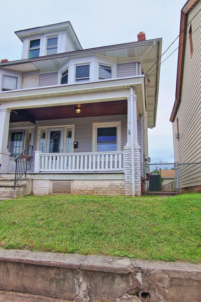 Building Photo - Beautifully Renovated 3BD/1BA Twin!