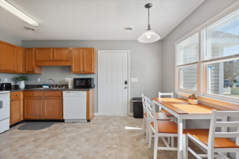 Building Photo - 6707 Low Bush Ct