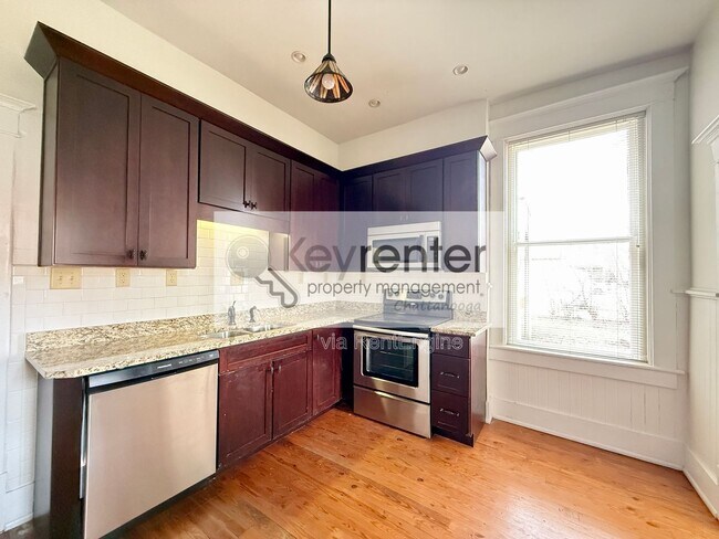 Building Photo - 1115 E 8th St