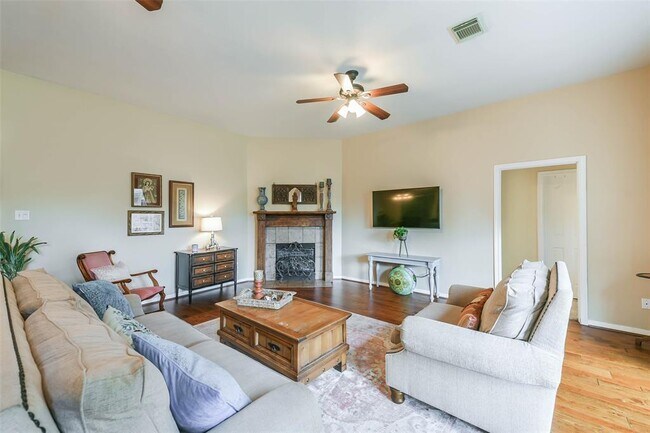 Building Photo - 501 Pine Bluff Dr