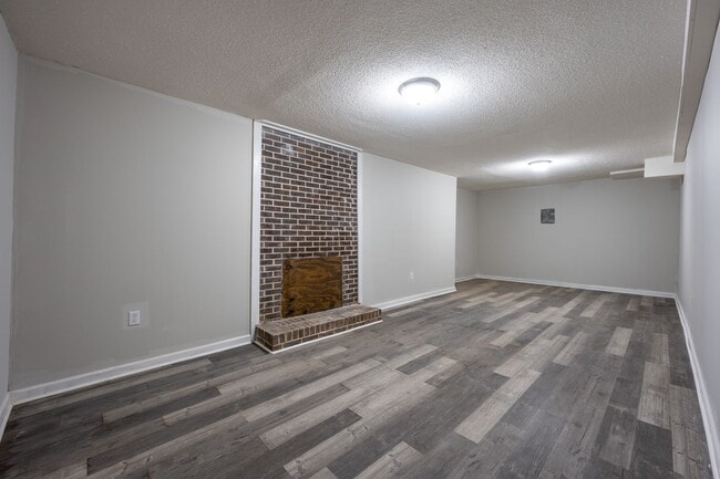 Building Photo - Newly renovated, spacious and versatile house waiting to be a home!