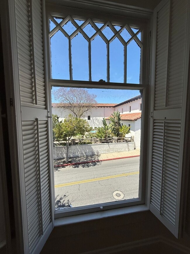 Building Photo - 2 Bedroom, 1 bathroom second floor apartme...