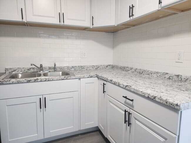 Building Photo - NEWLY RENOVATED 2BD/1BA – CALL TODAY NORTH...