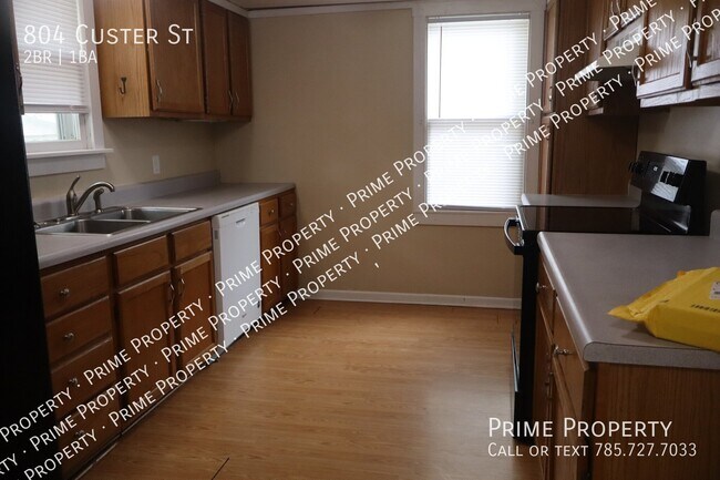 Building Photo - 804 Custer St