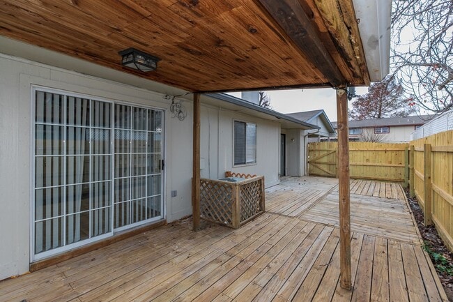 Building Photo - 2 Bed | 1.5 Bath East Tulsa with Spacious Back yard!
