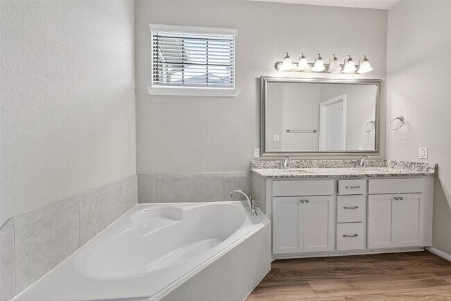 Building Photo - 16226 Rattlesnake Run Trl