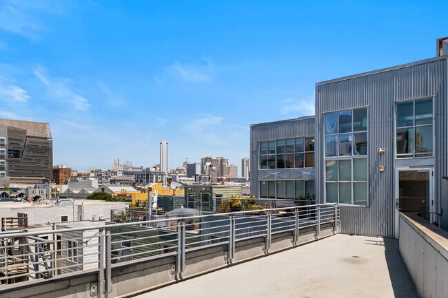 Building Photo - Spacious 2br loft with in-unit laundry and...