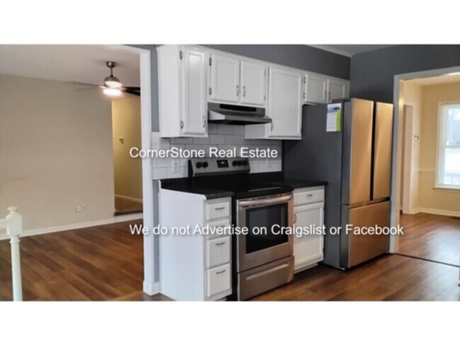 Building Photo - 6301 Lakehaven Dr