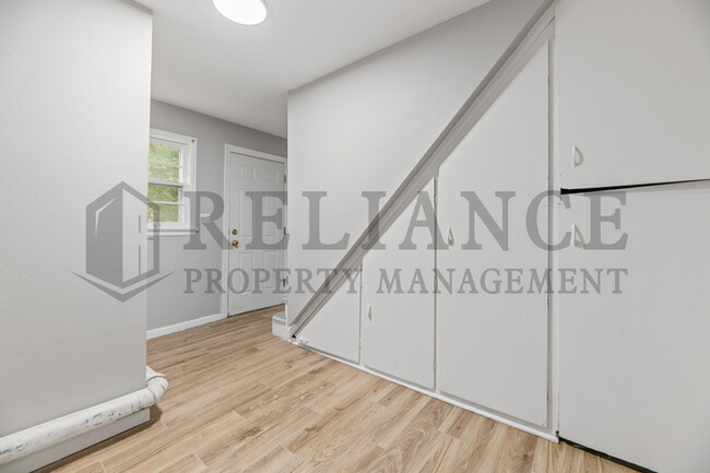 Building Photo - 119 S Custer Ave