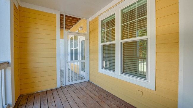 Building Photo - 1 Bedroom 1 Bath Condo in Southampton Poin...