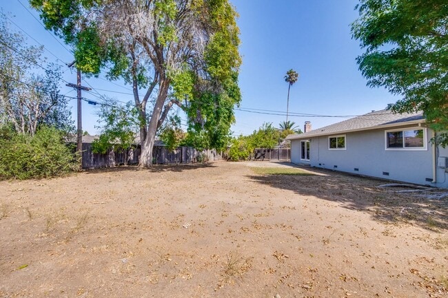Building Photo - Beautiful Birdland Home on Quiet Cul-de-Sa...