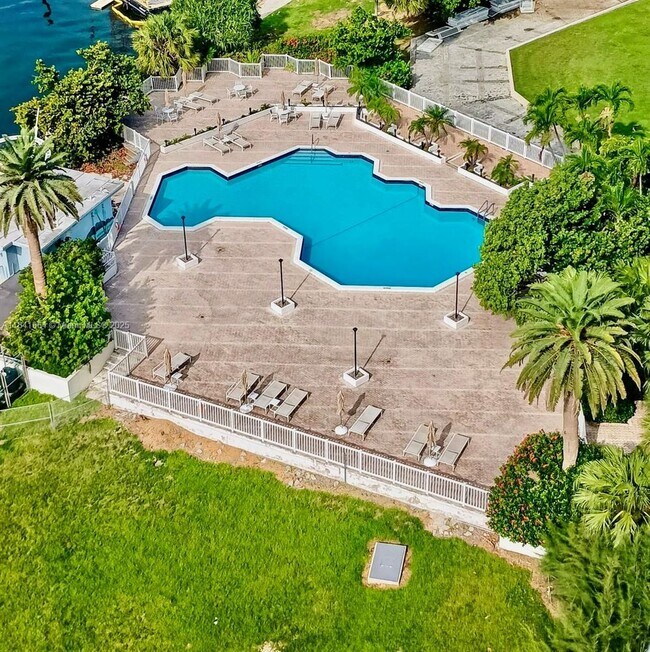 Building Photo - 11111 Biscayne Blvd