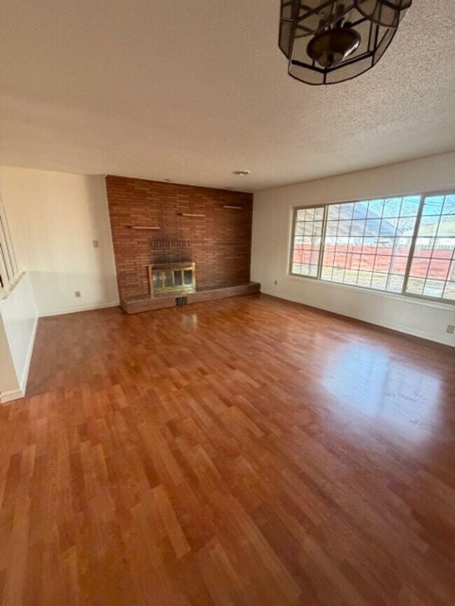 Building Photo - Beautiful 3 Bed 2 Bath House