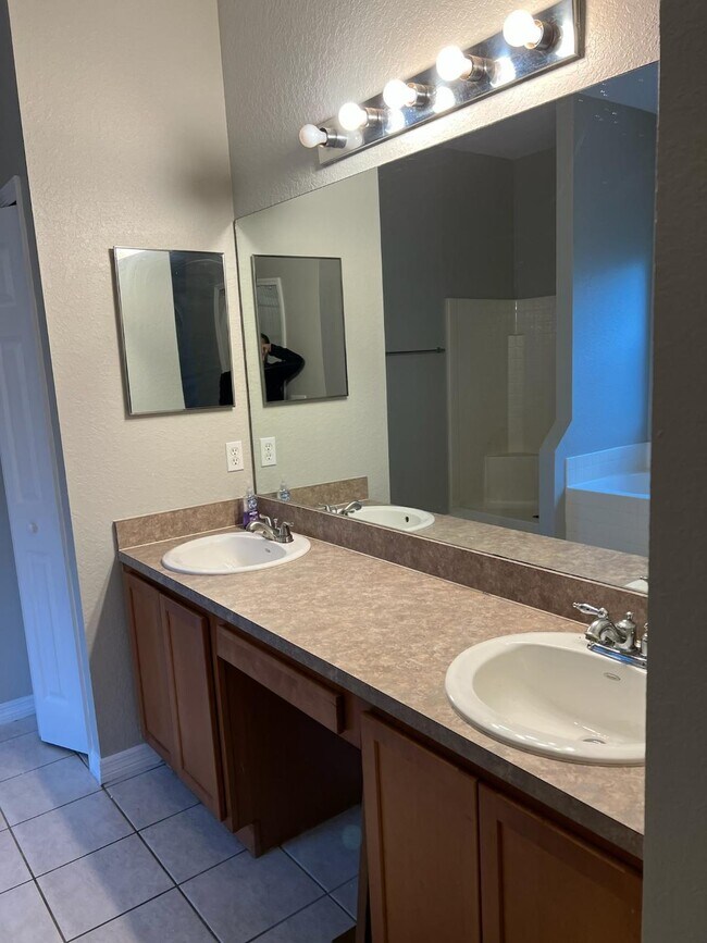 Building Photo - 1646 Yankee Terrace