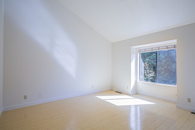 Building Photo - 1912 Magdalena Cir