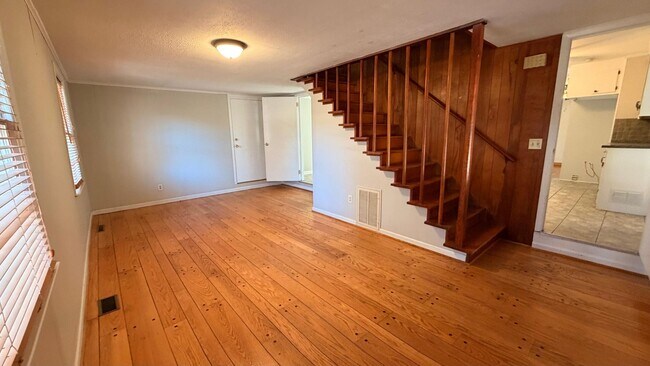 Building Photo - AVAILABLE NOW!