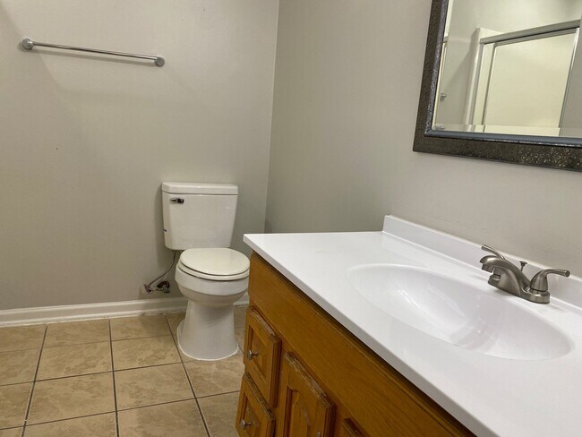 Building Photo - 68 Old Oak Cir