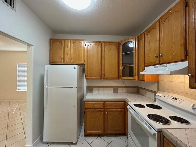Building Photo - 1000 Ranchway Dr