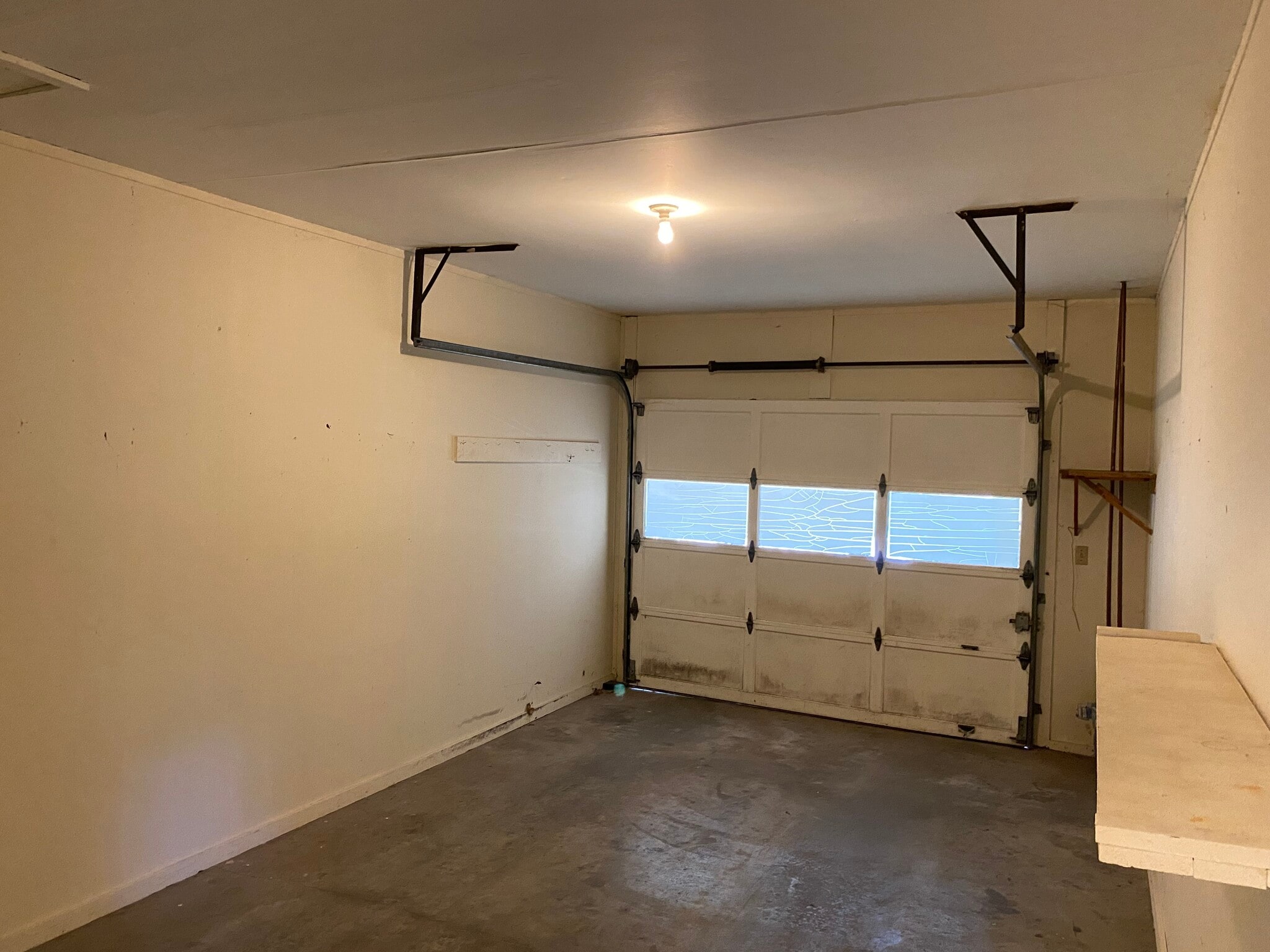 Attached garage - 1003 E McHenry St