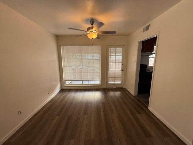 Building Photo - Cozy 2 bedroom 1 bathroom with pool!