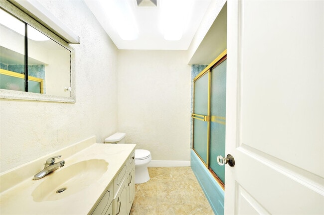 Building Photo - 2701 Middle River Dr