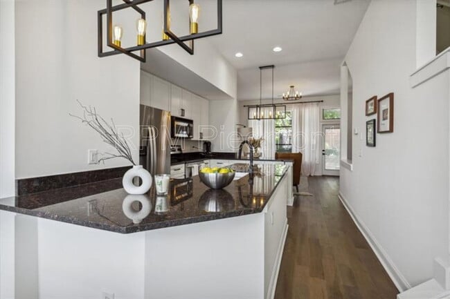 Building Photo - 174 Chester Ave SE