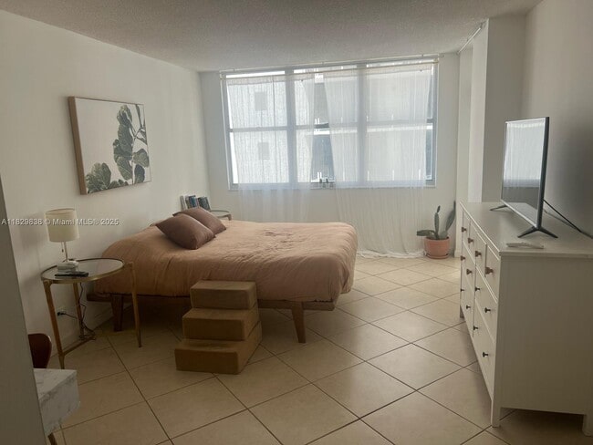 Building Photo - 6039 Collins Ave
