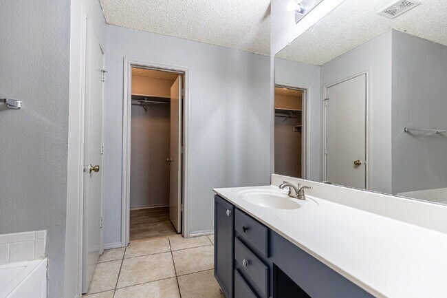 Building Photo - 8423 Parry Path