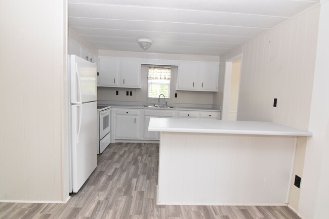 Building Photo - Spacious & Updated Double-Wide Home on a L...