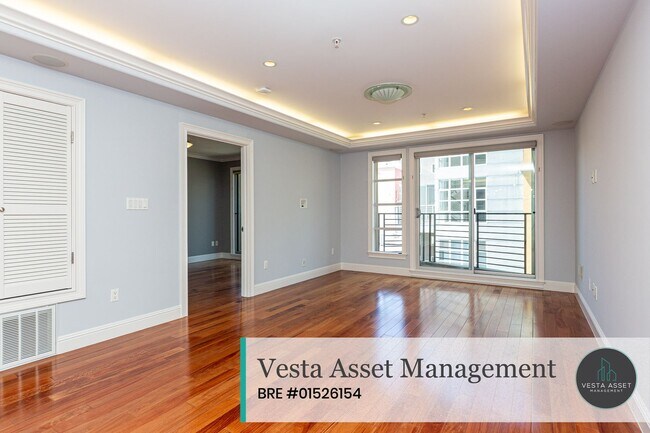 Building Photo - SPACIOUS TOP FLOOR 3 BED/2.5 BATH CONDO WI...