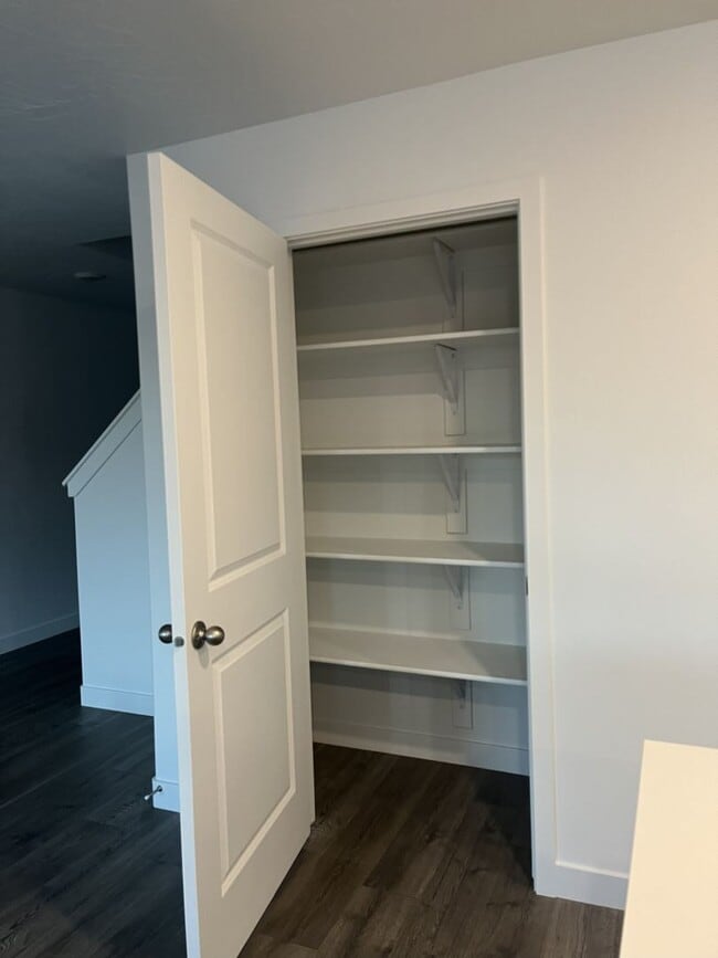 Building Photo - Beautiful 3 Bed Townhome with Amazing Amenities! 6 Month Lease