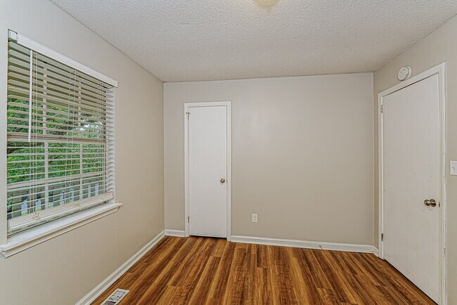 Building Photo - 1684 Brewster Rd