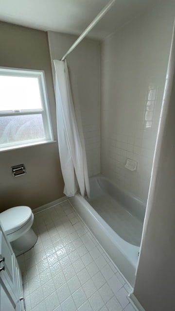 shower and tub - 2538 W Ramona Rd