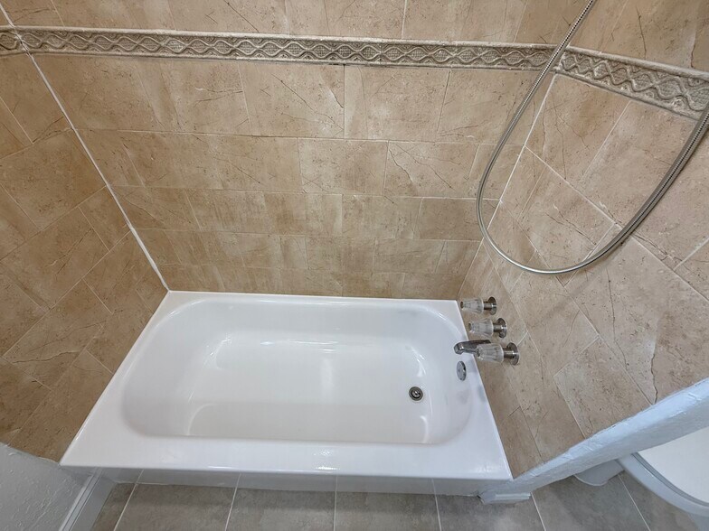 Bathtub - 821 SW 9th St