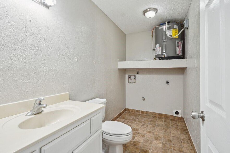 Building Photo - 1635 Newport Pl