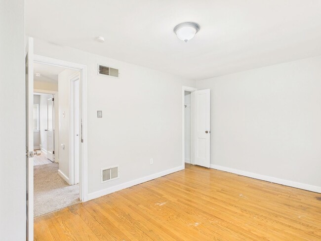 Building Photo - 3 Bedroom House in Harrisburg
