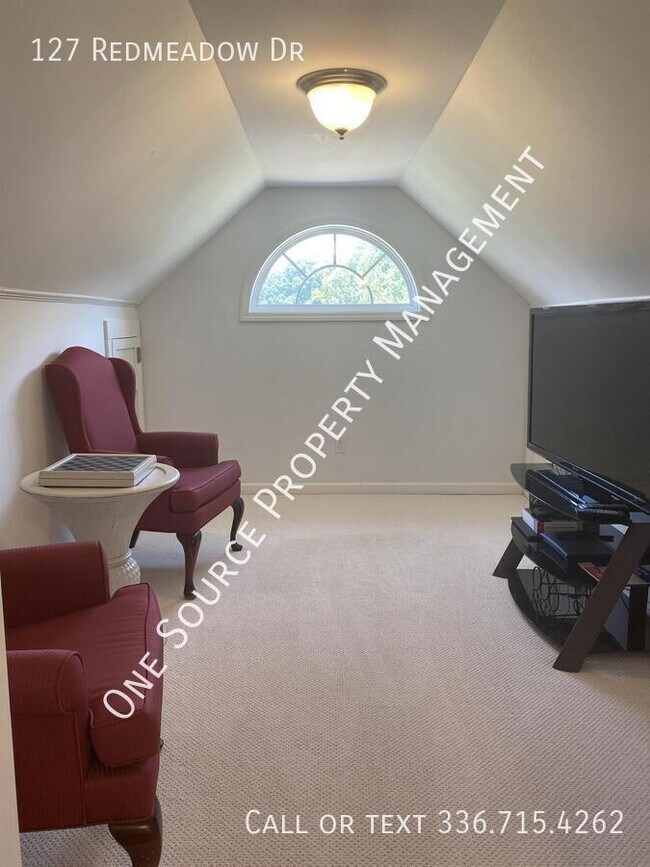 Building Photo - 127 Redmeadow Dr