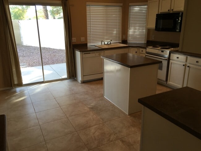 Building Photo - **GORGEOUS 3br/2ba/2garage HOUSE (GREENFIE...