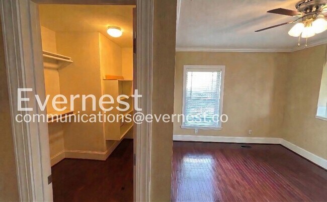 Building Photo - 2102 Vine St