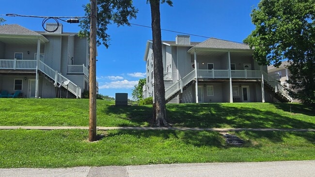 Building Photo - 3 Bedroom 2 Bath Ground Level Apartment