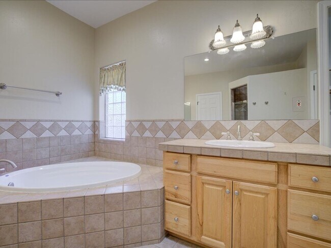 Building Photo - 4 Bedroom 4 Bathroom