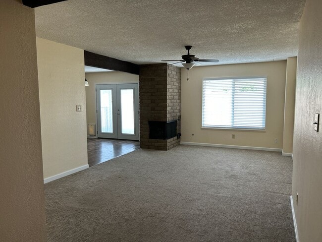 Building Photo - Charming and Close to Dining, Shopping, Gym, Theater