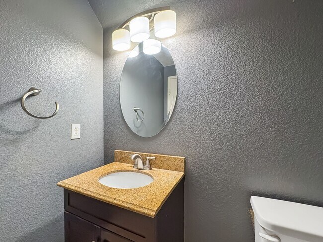Building Photo - Bright & Spacious 3B/3BA Home with Communi...