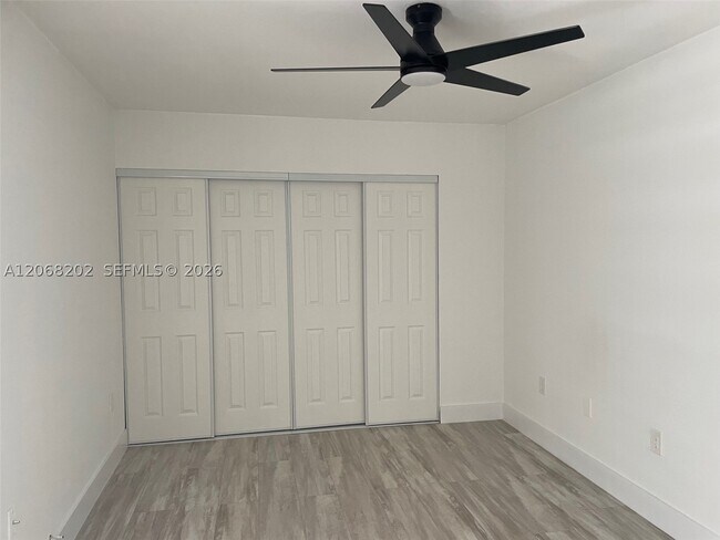 Building Photo - 460 W Park Dr